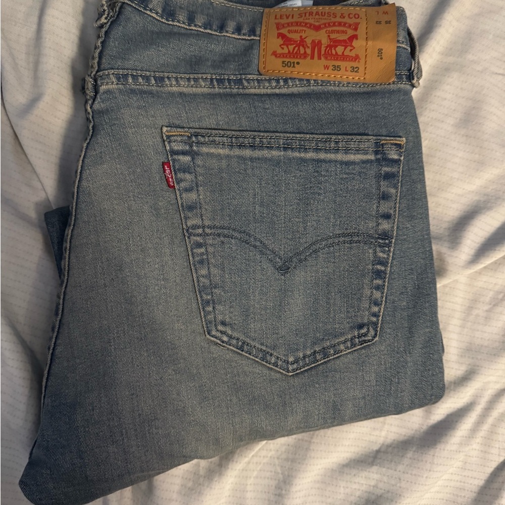 Levi 501 light wash 35x32